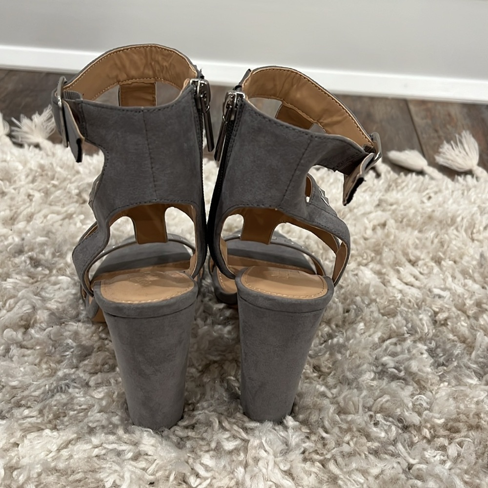 Gray suede heels - Picture 3 of 5